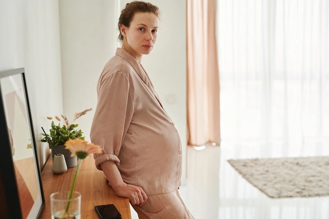 Eine schwangere Frau fragt sich, ob eine professionelle Zahnreinigung während der Schwangerschaft in Ordnung ist.